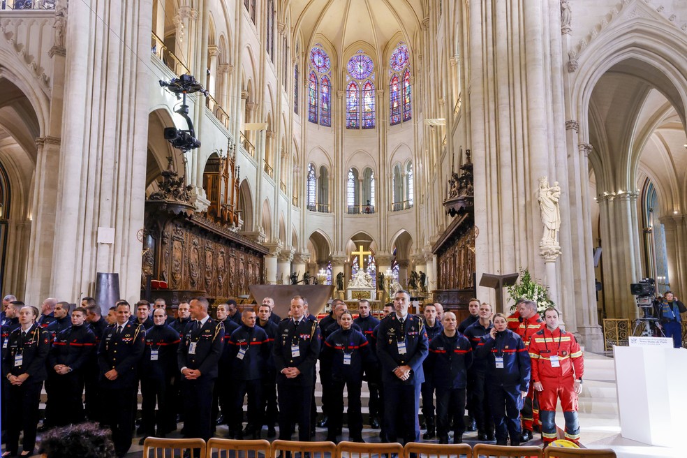 Os bombeiros dentro da Catedral de Notre-Dame antes de a icônica catedral da França reabrir. — Foto: LUDOVIC MARIN/Pool via REUTERS