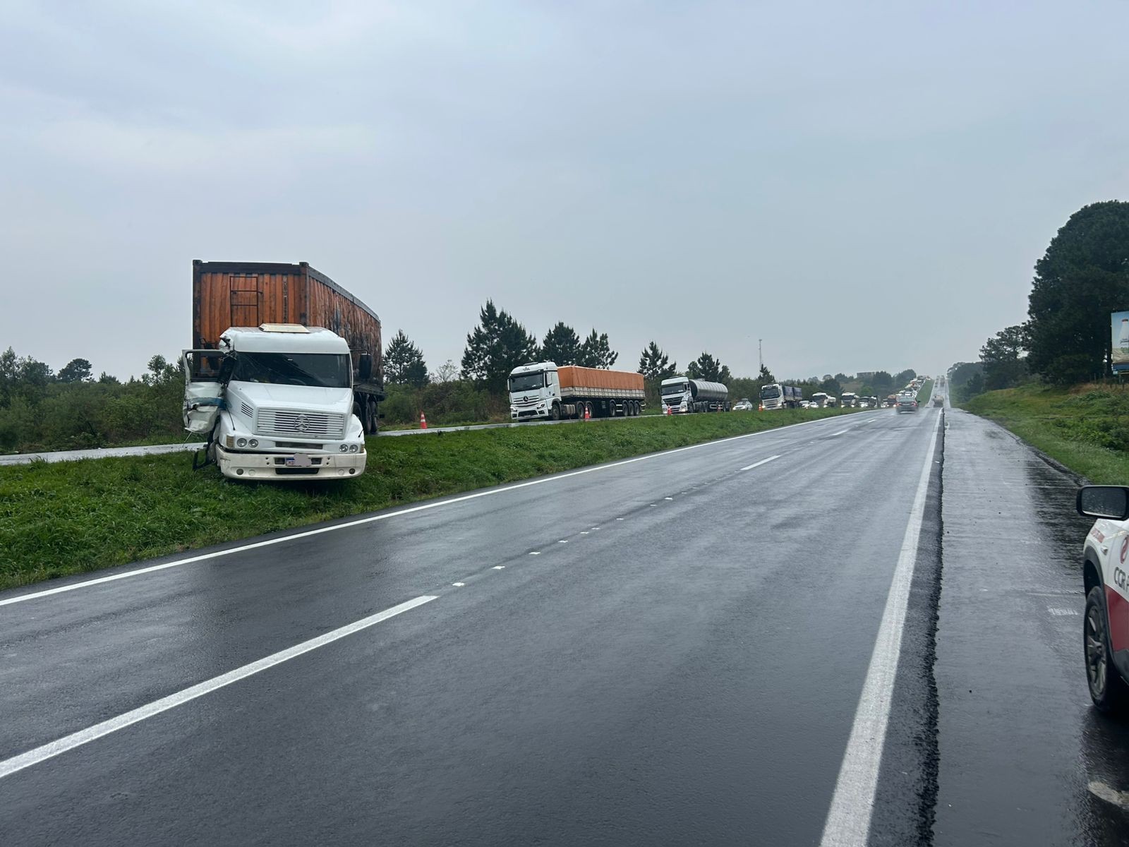 BR-376 registra acidentes parecidos, ao mesmo tempo, a 3 km de distância no Paraná
