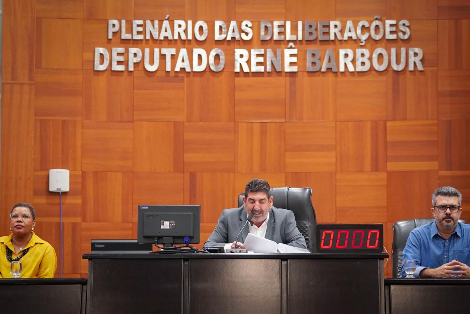 Deputados de MT aprovam projeto que monitora redes sociais com IA para prevenir depressão e suicídio