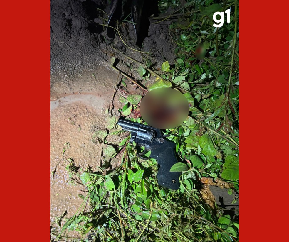 Arma usada no crime foi encontrada e apreendida pelos policiais — Foto: Polícia Militar