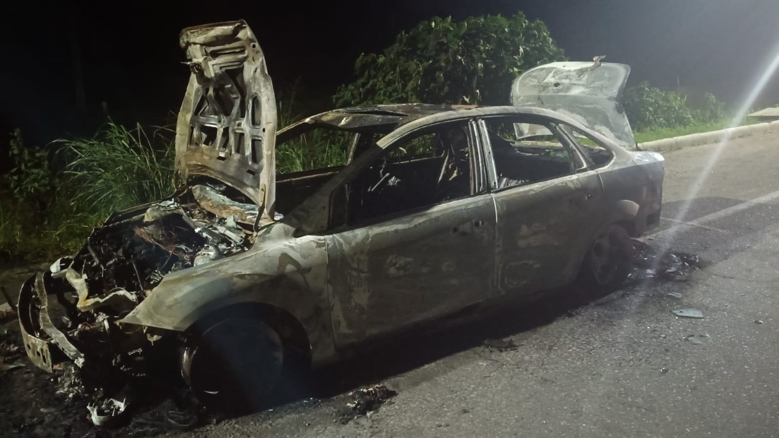 Ciclista morre atropelado em Cabo Frio; motorista é agredido e carro pega fogo