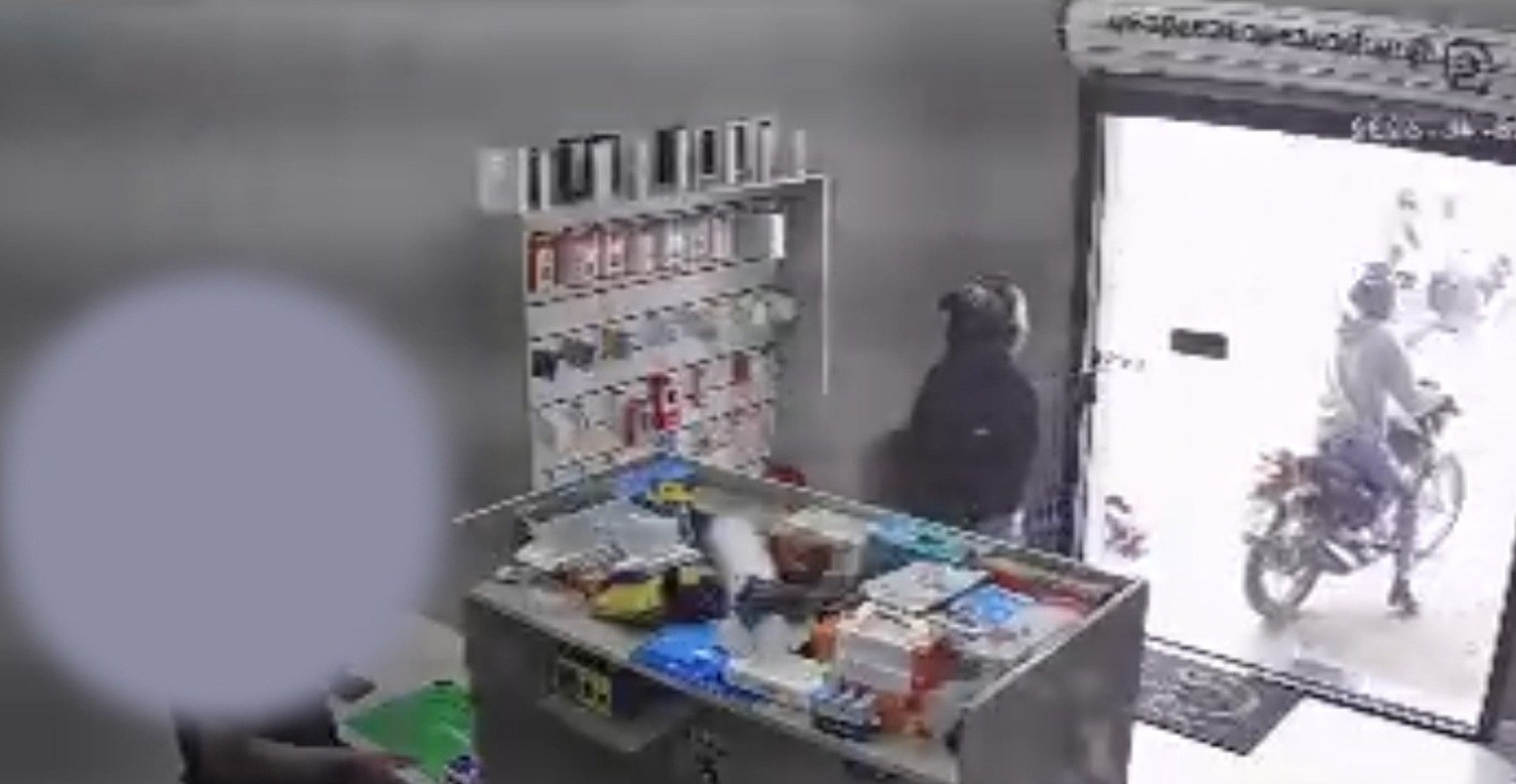 Vídeo: Assaltantes roubam celulares e dinheiro de loja em Montes Claros