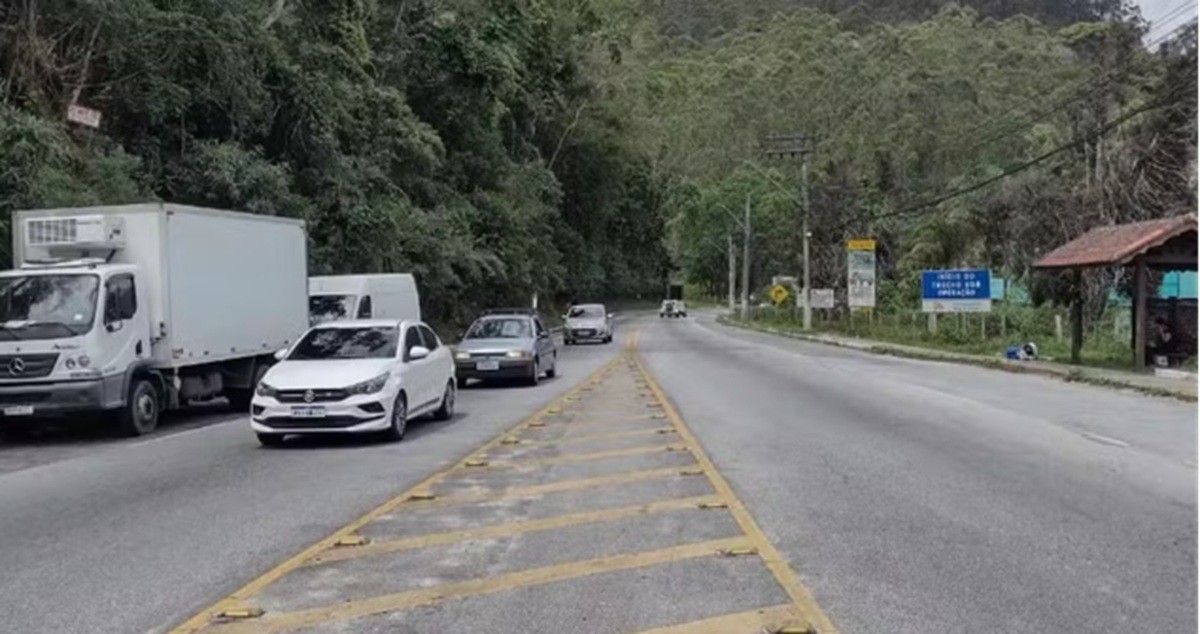 Mulher é presa com drogas em ônibus na RJ-116, em Nova Friburgo