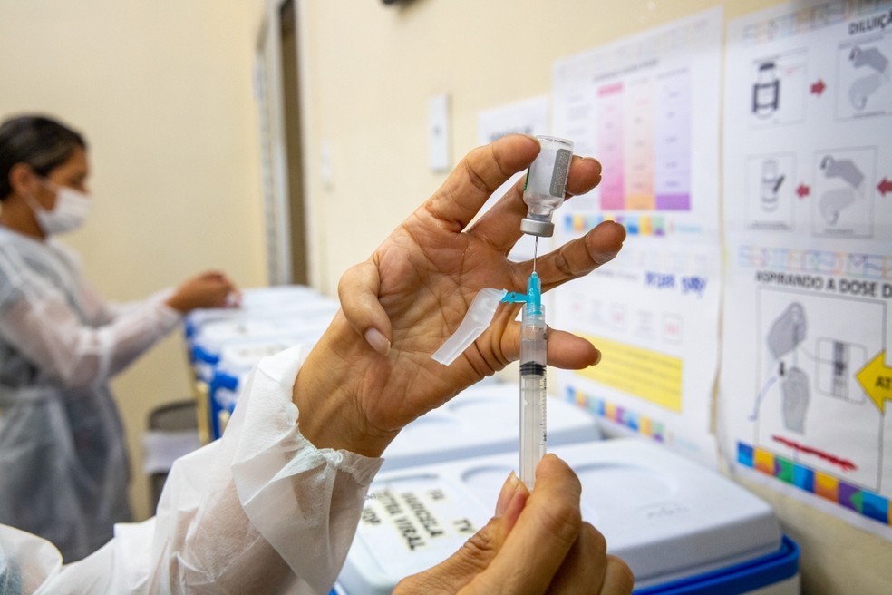 Profissional de saúde coloca dose de vacina (arquivo) — Foto: Semsa