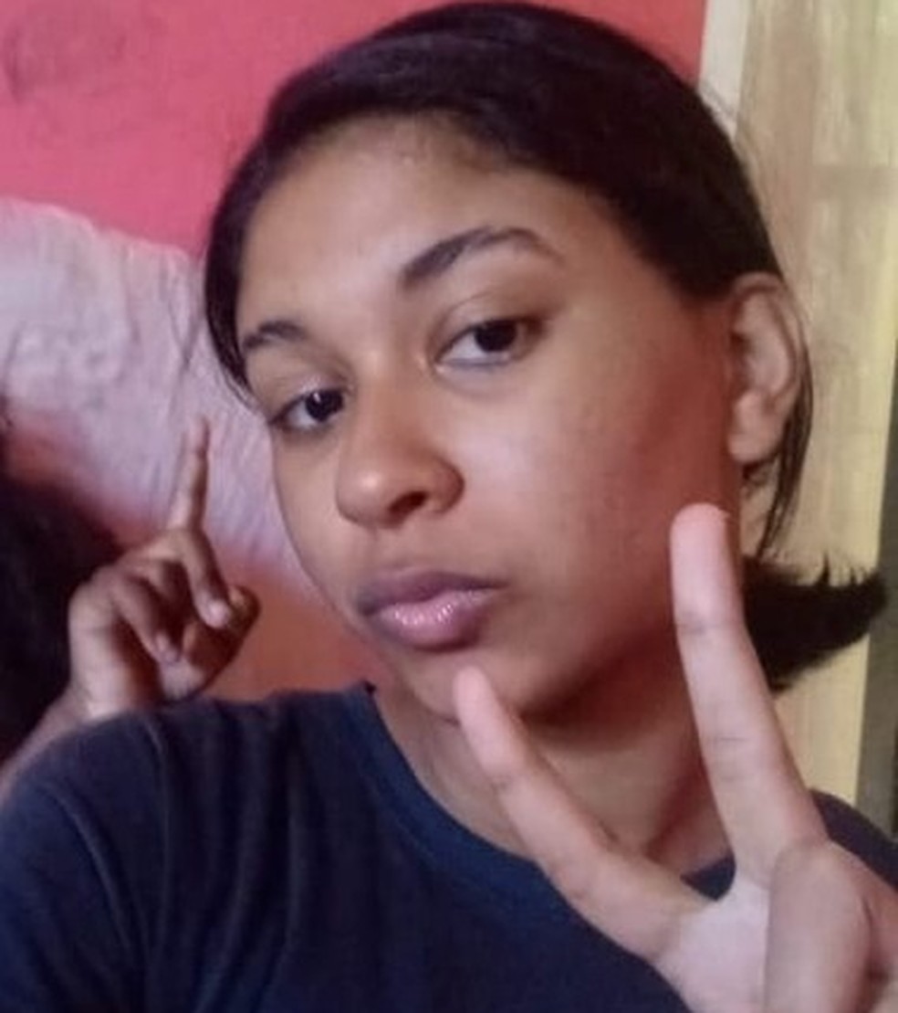 Evelyn Tainá Neves, de 15 anos, perdeu a mãe e dois irmãos no desabamento parcial de prédio no Grande Recife — Foto: Reprodução/WhatsApp