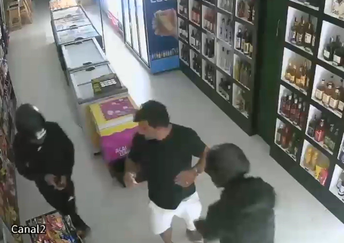 VÍDEO: comerciante é rendido por dupla armada em Cabo Frio