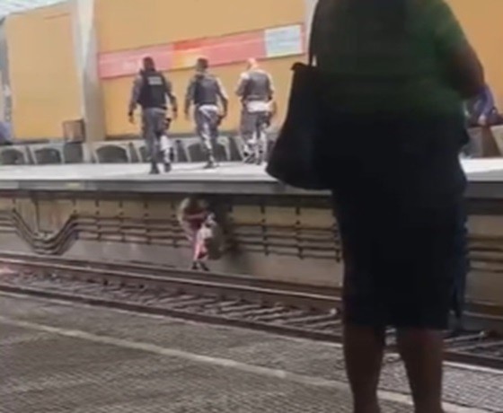 Ambulantes se arriscam embaixo de plataforma do metrô para driblar policiais e flagrante viraliza; VÍDEO