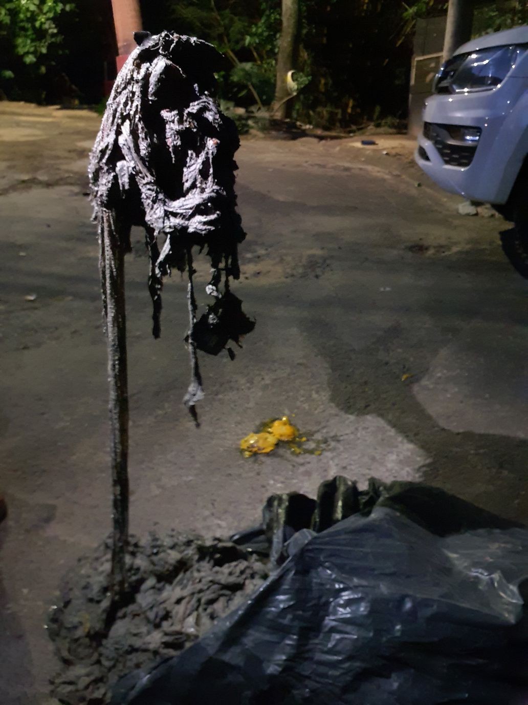 Americana encontra 30 quilos de tecido obstruindo rede de esgoto após denúncia de descarte irregular