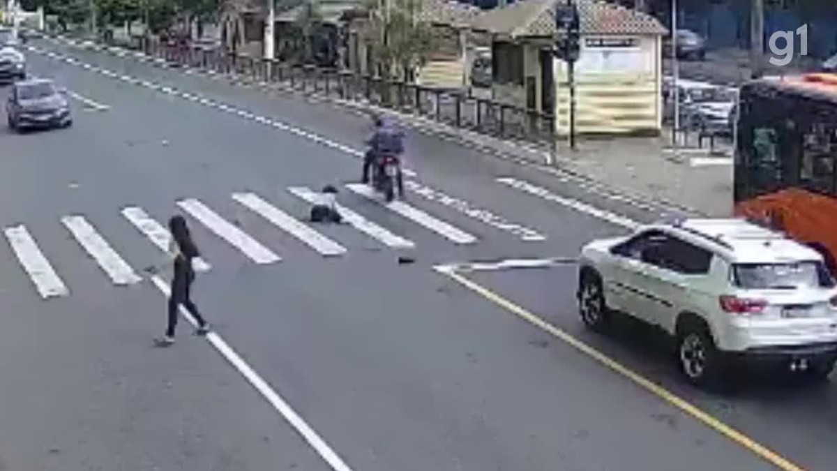 Idosa é atropelada por moto em Volta Redonda; veja vídeo