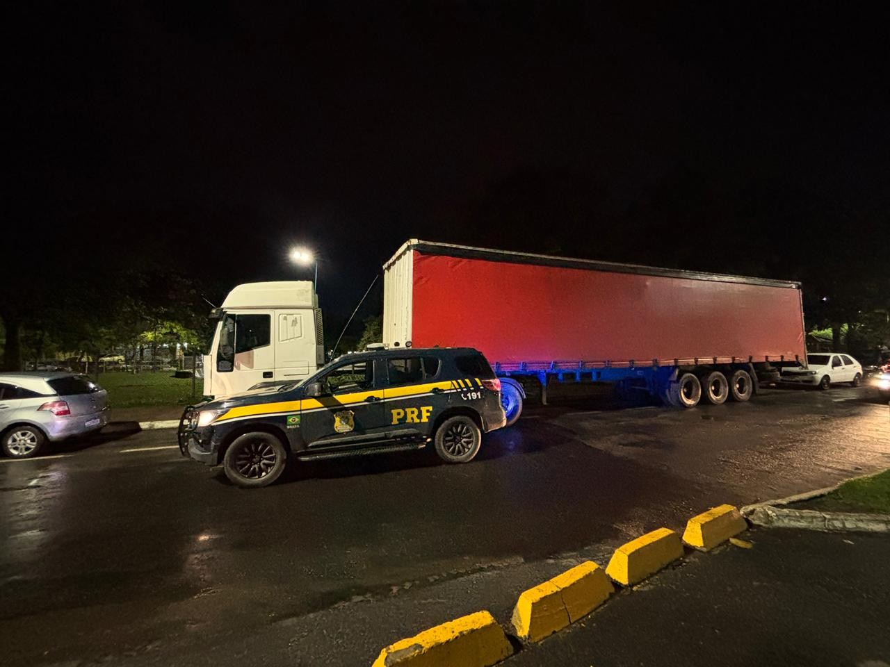 Carreta furtada e adulterada é recuperada na Via Dutra, em Resende