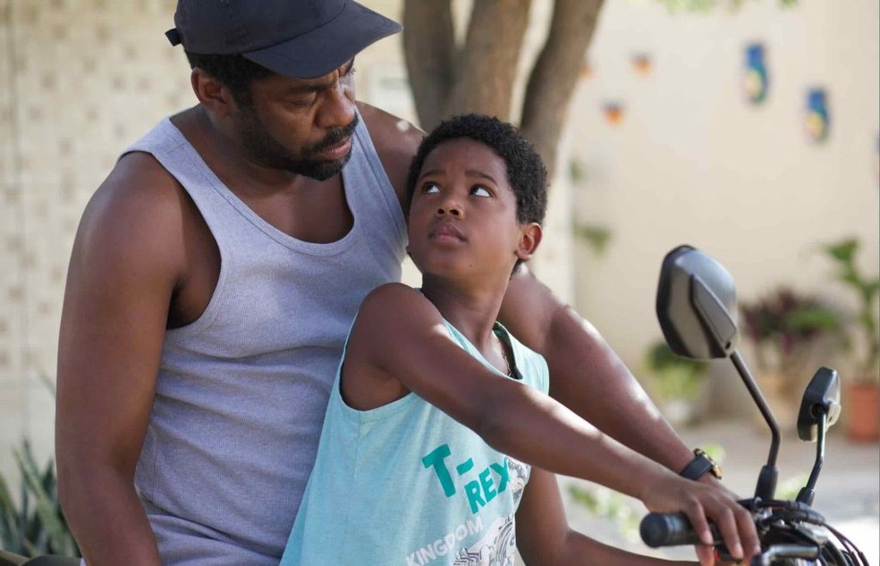 Lázaro Ramos interpreta Batista, pai de Gugu, personagem do ator Yuri Gomes no filme "Feito pipa" — Foto: Divulgação/Paris Filmes