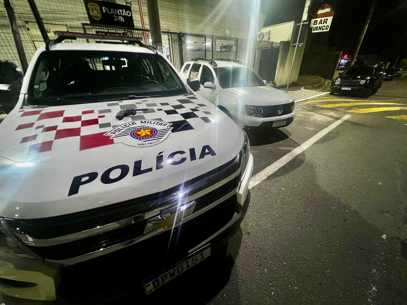 Homens são detidos na Avenida Itália, em Taubaté, após disparos de arma de fogo