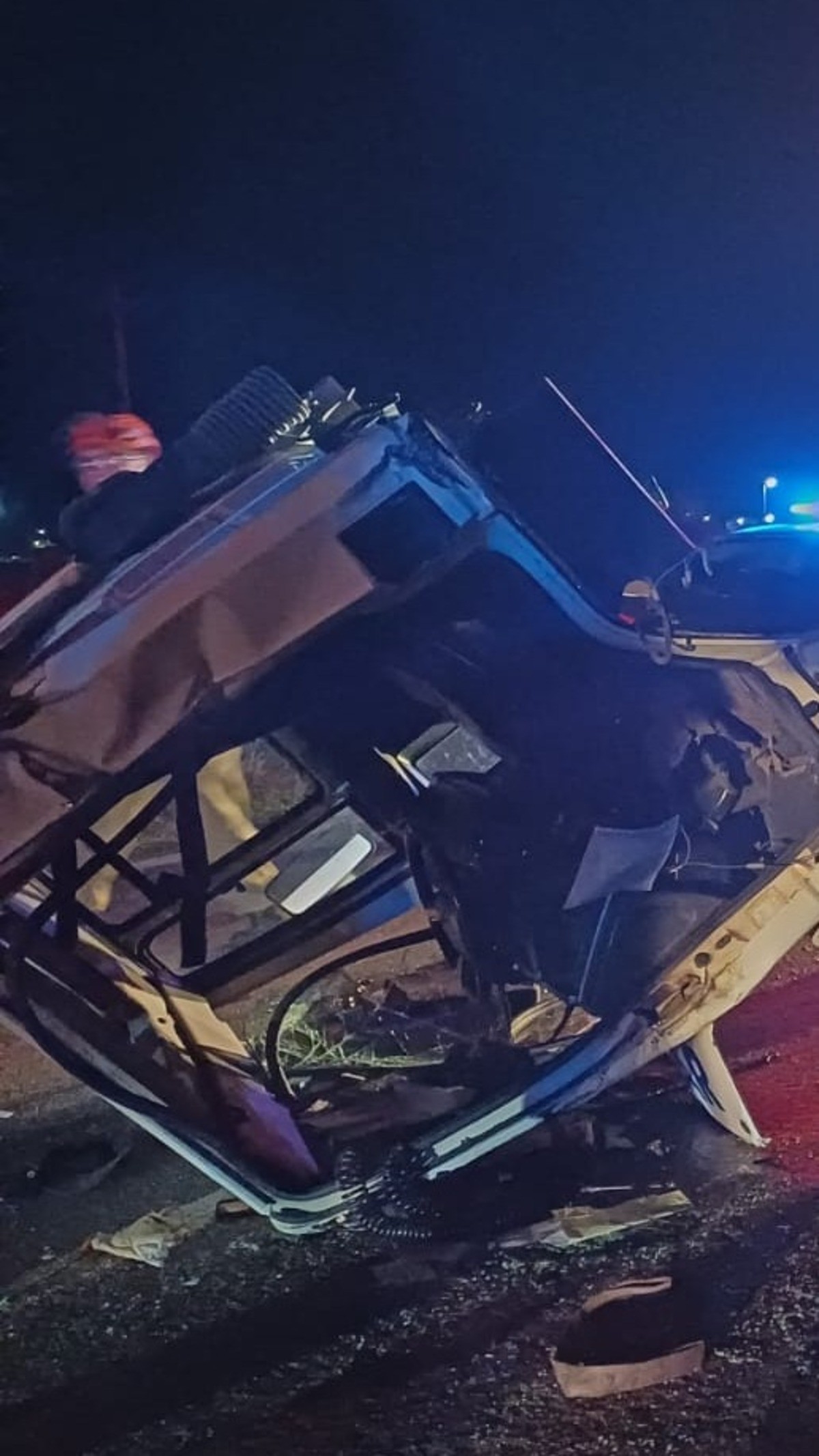 Motorista perde controle de caminhão e fica preso às ferragens na Via Dutra, em Resende