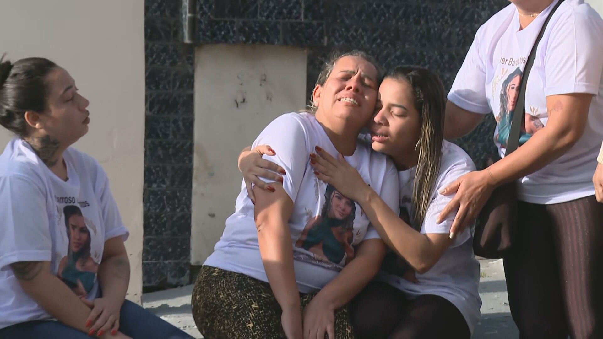 Parentes e amigos se despedem de Sther, jovem espancada até a morte; ‘Tiraram ela de mim’, chora mãe 