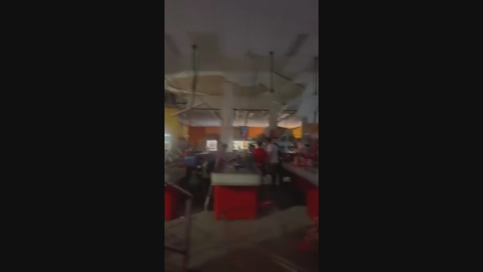 Teto do supermercado Dia na Avenida Doutor Sylvio Campos, em Perus, desabou e deixou 4 feridos na Zona Norte de São Paulo. — Foto: Pirituba Notícias/Mais Perus Mais Caieiras