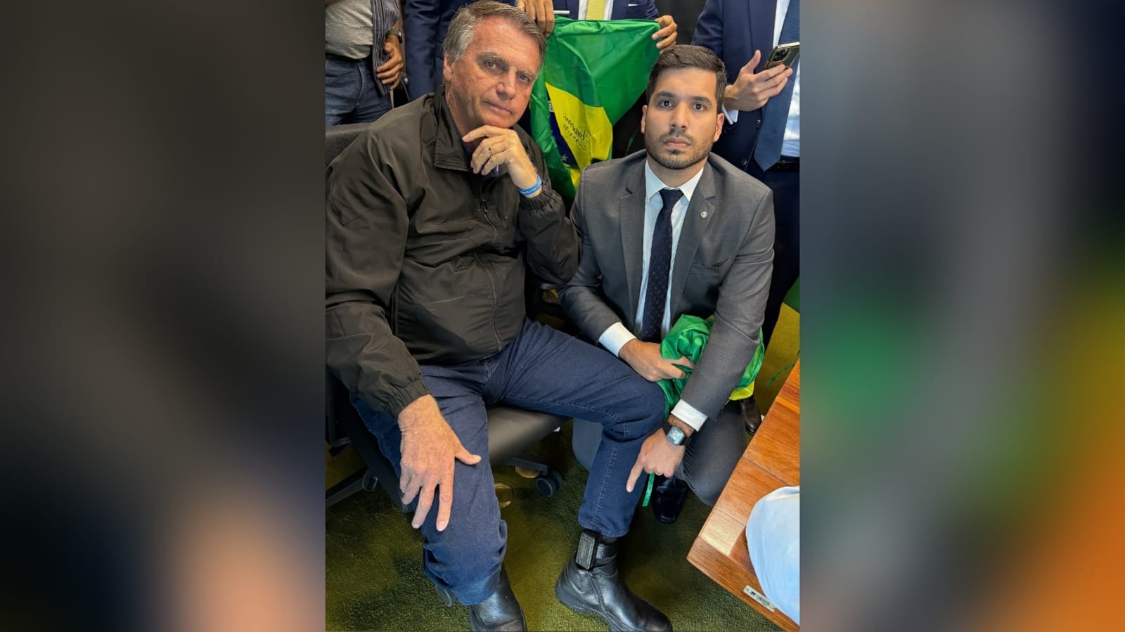 Deputado posta foto de Bolsonaro usando tornozeleira eletrônica