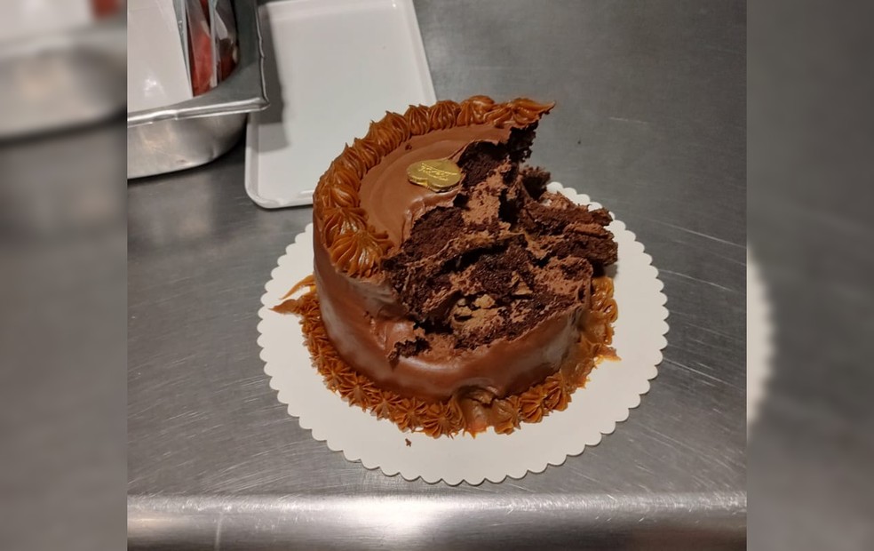 Bolo foi deixado no balcão de confeitaria de Bauru (SP) — Foto: Arquivo pessoal