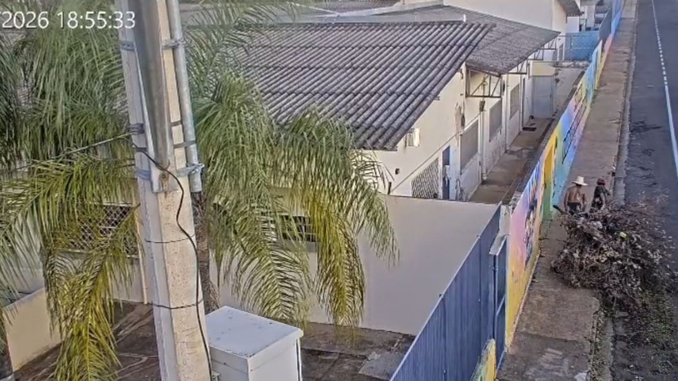 Dupla � identificada ap�s jogar galhos em frente � escola em S�o Jos� do Rio Preto (SP) � Foto: Divulga��o / Guarda Civil Municipal