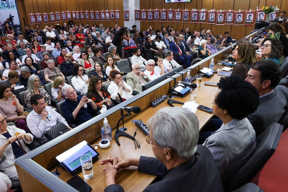 Entrega de certidões de óbito revisadas para famílias de vítimas da ditadura militar — Foto: Divulgação/ALMG