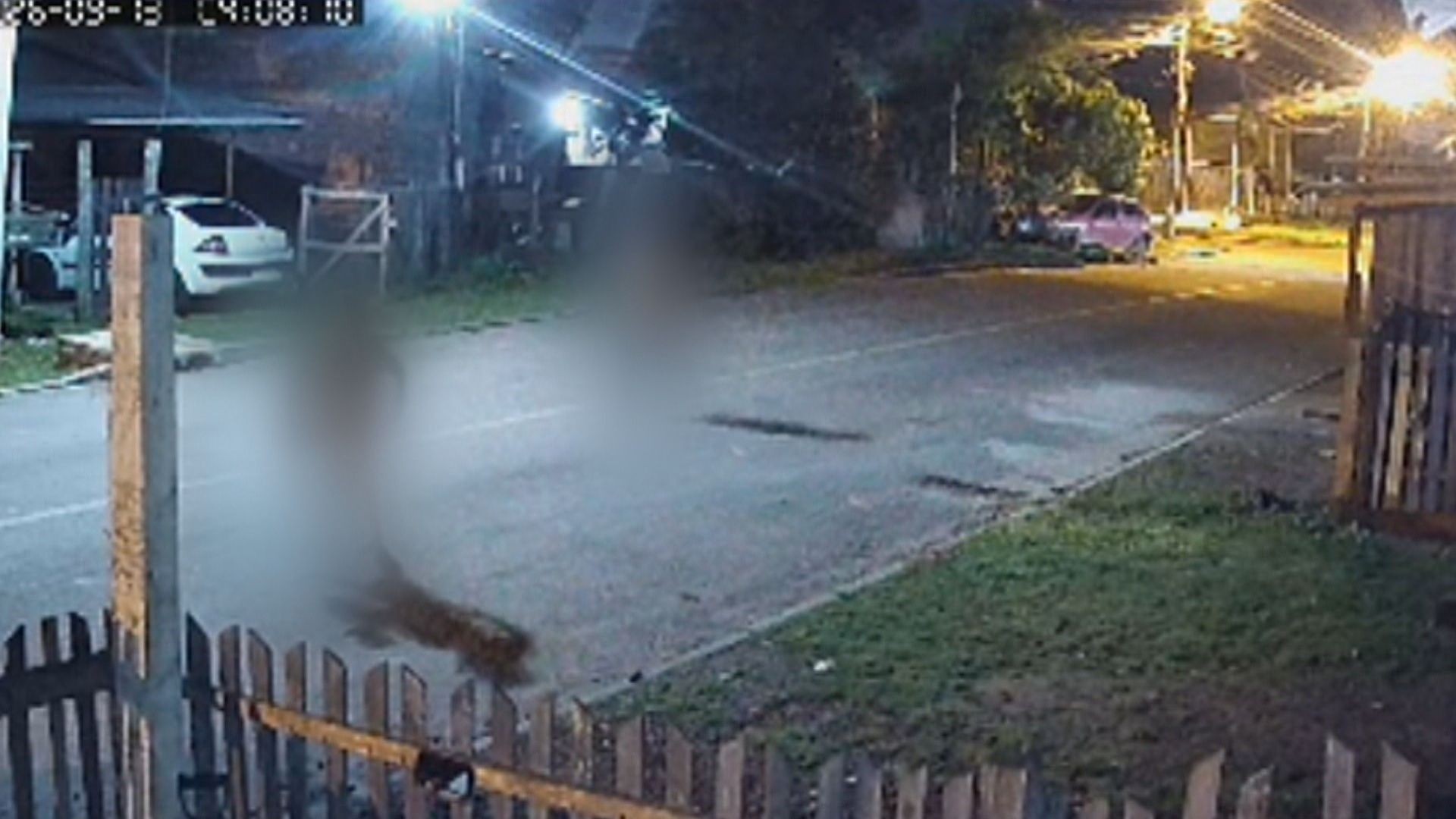 Câmera de segurança registra momento em que mulher é agredida pelo ex no meio da rua no RS
