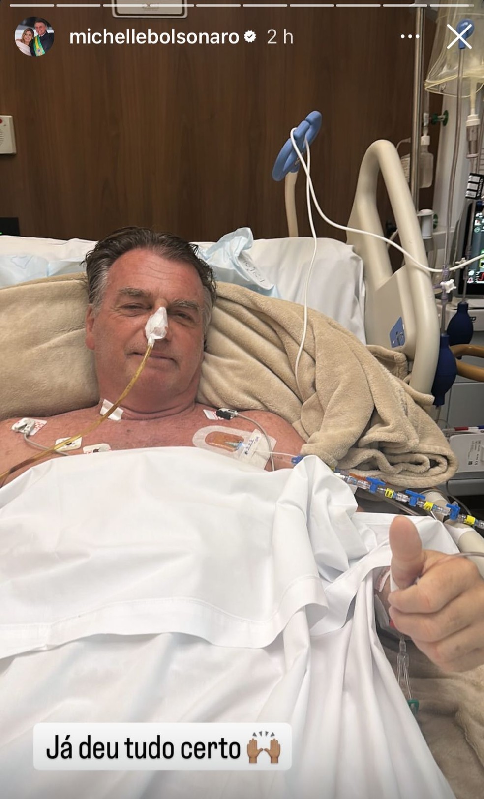 O ex-presidente Jair Bolsonaro em imagem divulgada por Michelle Bolsonaro após a cirurgia deste domingo — Foto: Reprodução/Instagram