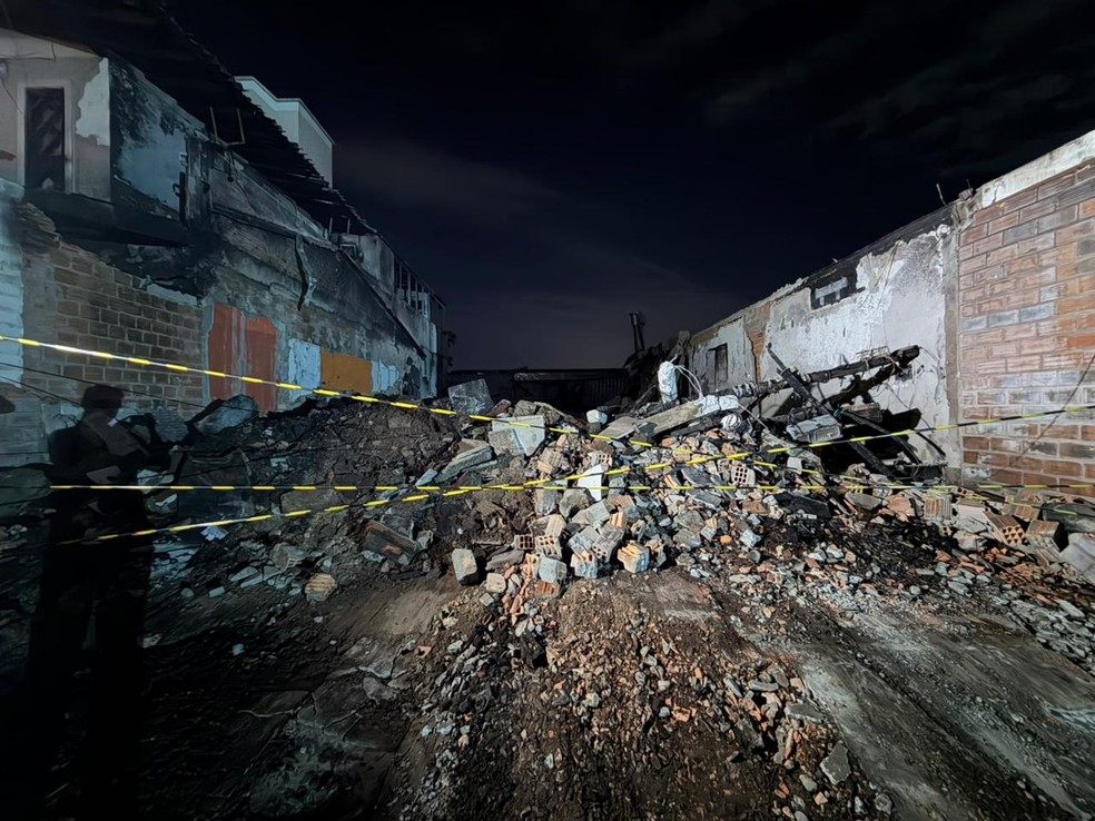 Destroços do restaurante que foi atingido pela queda de um avião de pequeno porte em Capão da Canoa (RS) — Foto: Matheus Goulart/Agência RBS