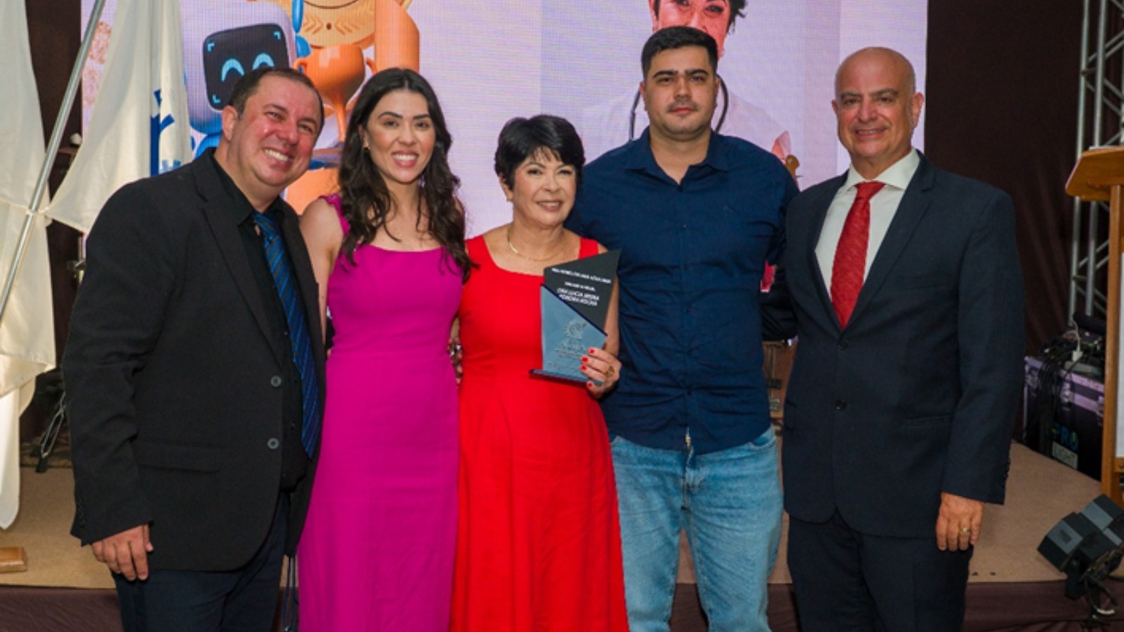 Ginecologista de Jacutinga recebe prêmio Mulher Notável 2025