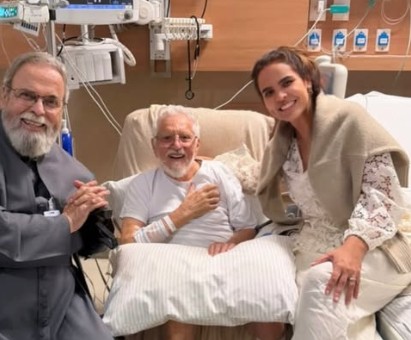 Carlos Alberto de Nóbrega aparece pela 1ª vez após cirurgia no coração; humorista recebeu visita de padre Antônio Maria no hospital