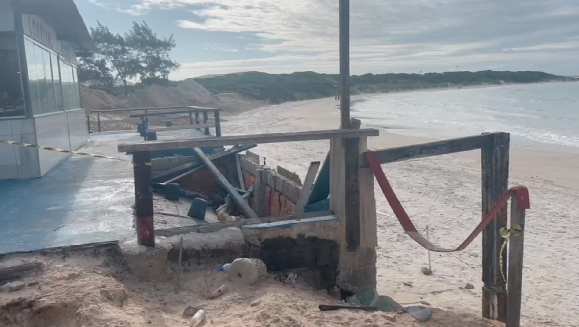 Varanda de quiosque despenca na Praia das Conchas, em Cabo Frio; estrutura não suportou o peso e desabou 