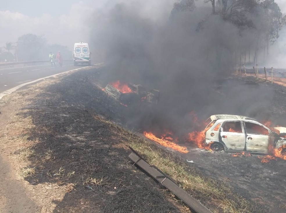 Veículos pegaram fogo após o engavetamento provocado pela fumaça de um incêndio na vegetação ao lado da rodovia em São Manuel — Foto: João Vitale / Arquivo pessoal