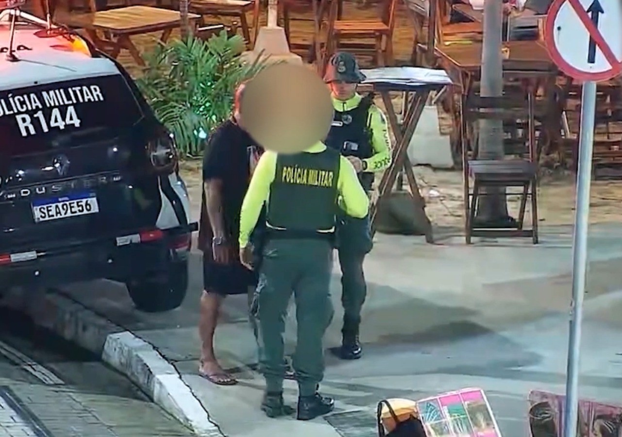 Homem é preso após tocar partes íntimas de adolescente em praia de Fortaleza; vídeo