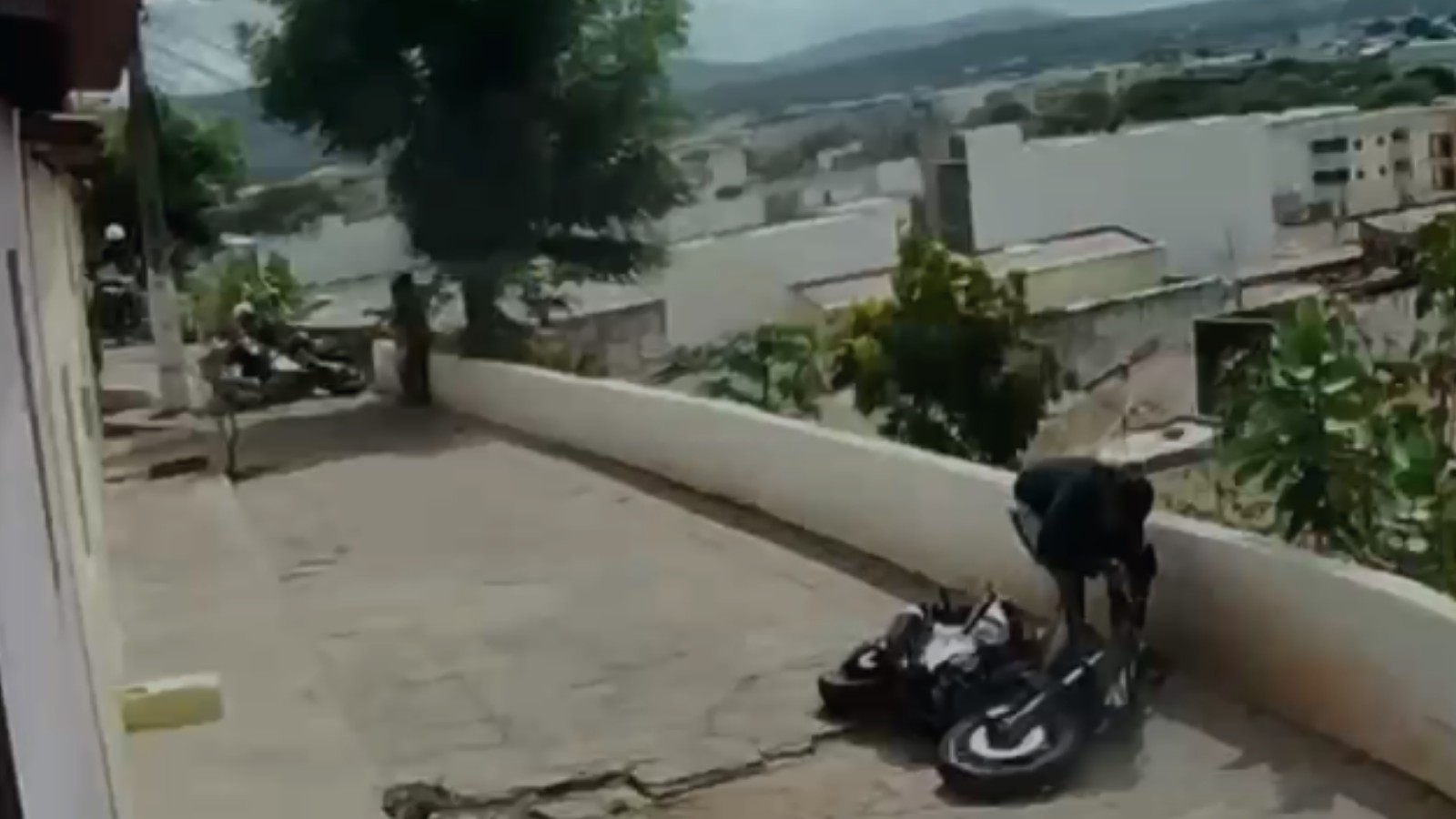 Homem é perseguido por policiais, cai mas consegue fugir após policial deslizar no mesmo morro no PI