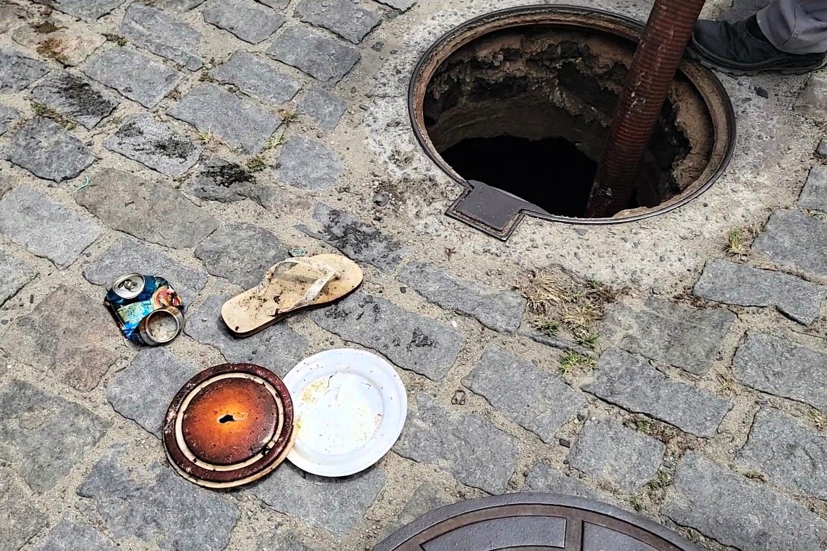 Ação conjunta flagra descarte irregular de gordura e lixo, em Búzios e Arraial