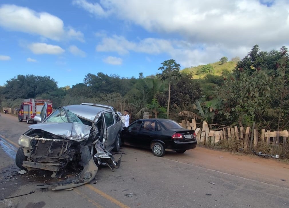 Acidente entre carro, caminhonete e carreta deixa motorista ferido na BR-116 em Governador Valadares