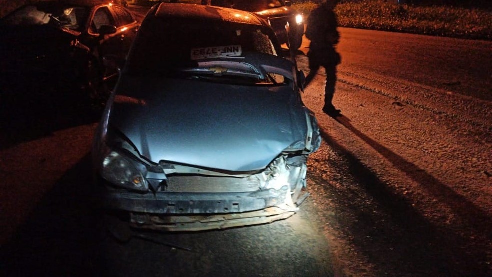 Acidente aconteceu entre dois veículos na noite de sábado (16) — Foto: Reprodução/TV Mirante