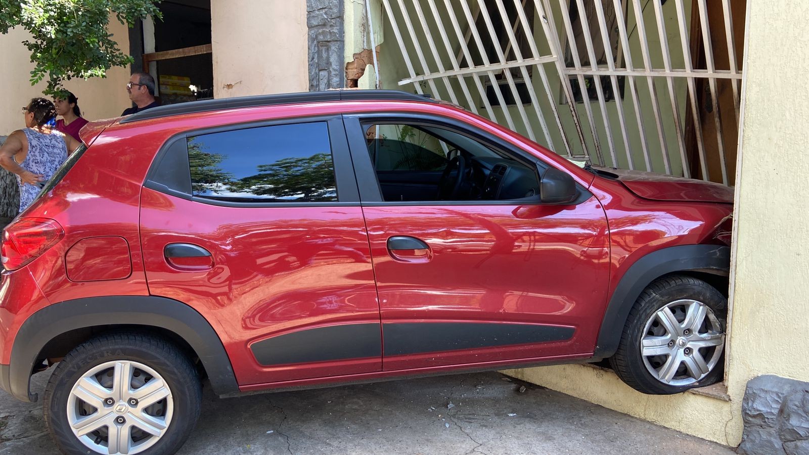 Carro invade casa após motorista ser fechada em Piracicaba