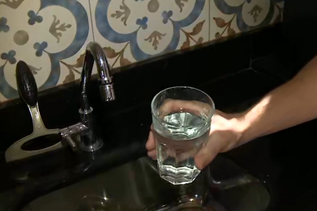 ‘Não dá para confiar’: moradores reclamam de água com cheiro de mofo e gosto ruim em cidades da região de Campinas