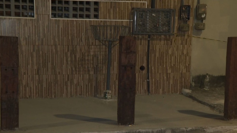 Casas em Feu Rosa, na Serra, região da Grande Vitória, no Espírito Santo, colocaram proteção contra carros — Foto: Reprodução/TV Gazeta