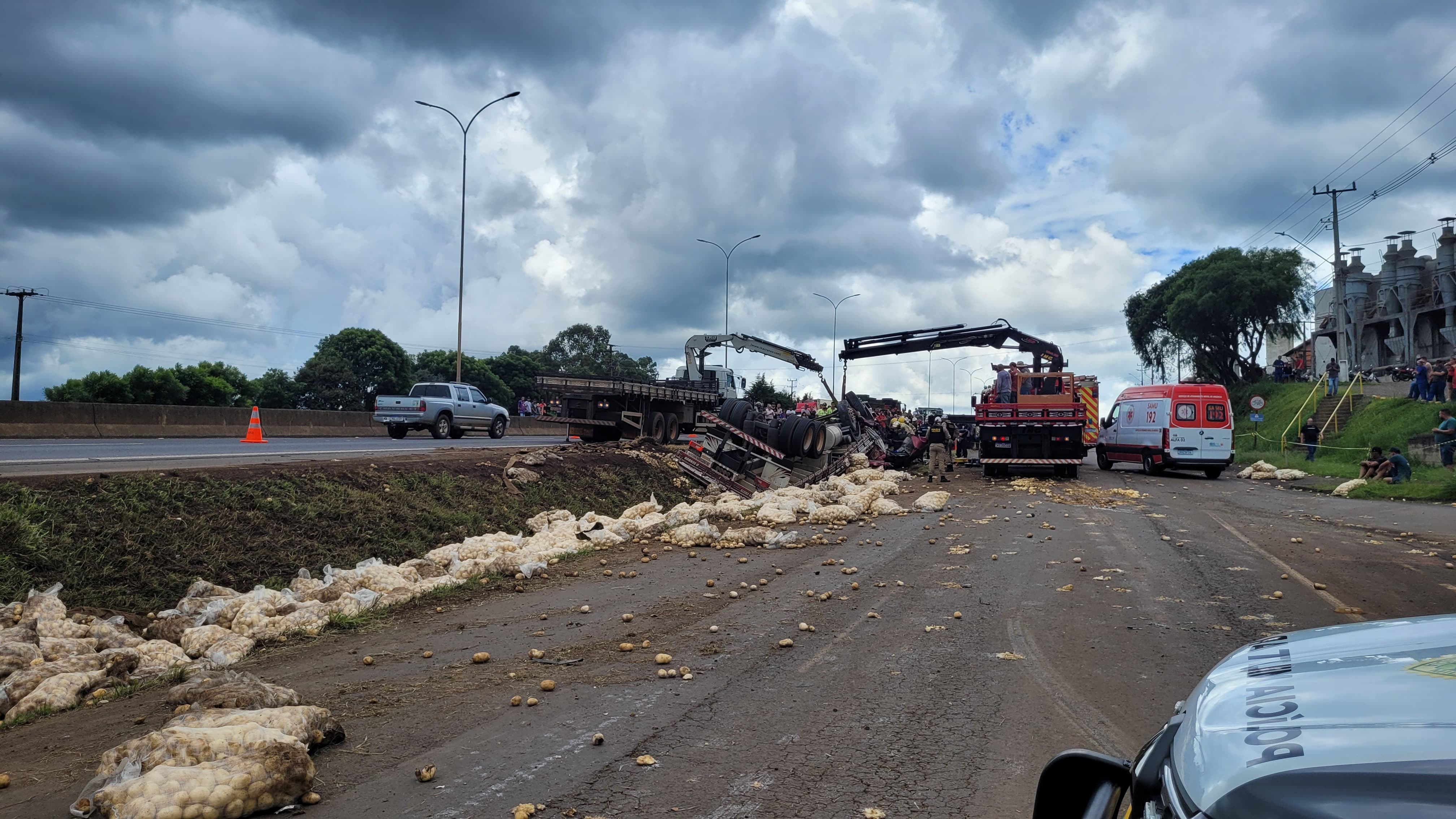 Caminhão carregado com batatas tomba e interdita parcialmente a BR-277, no Paraná; motorista morreu no local