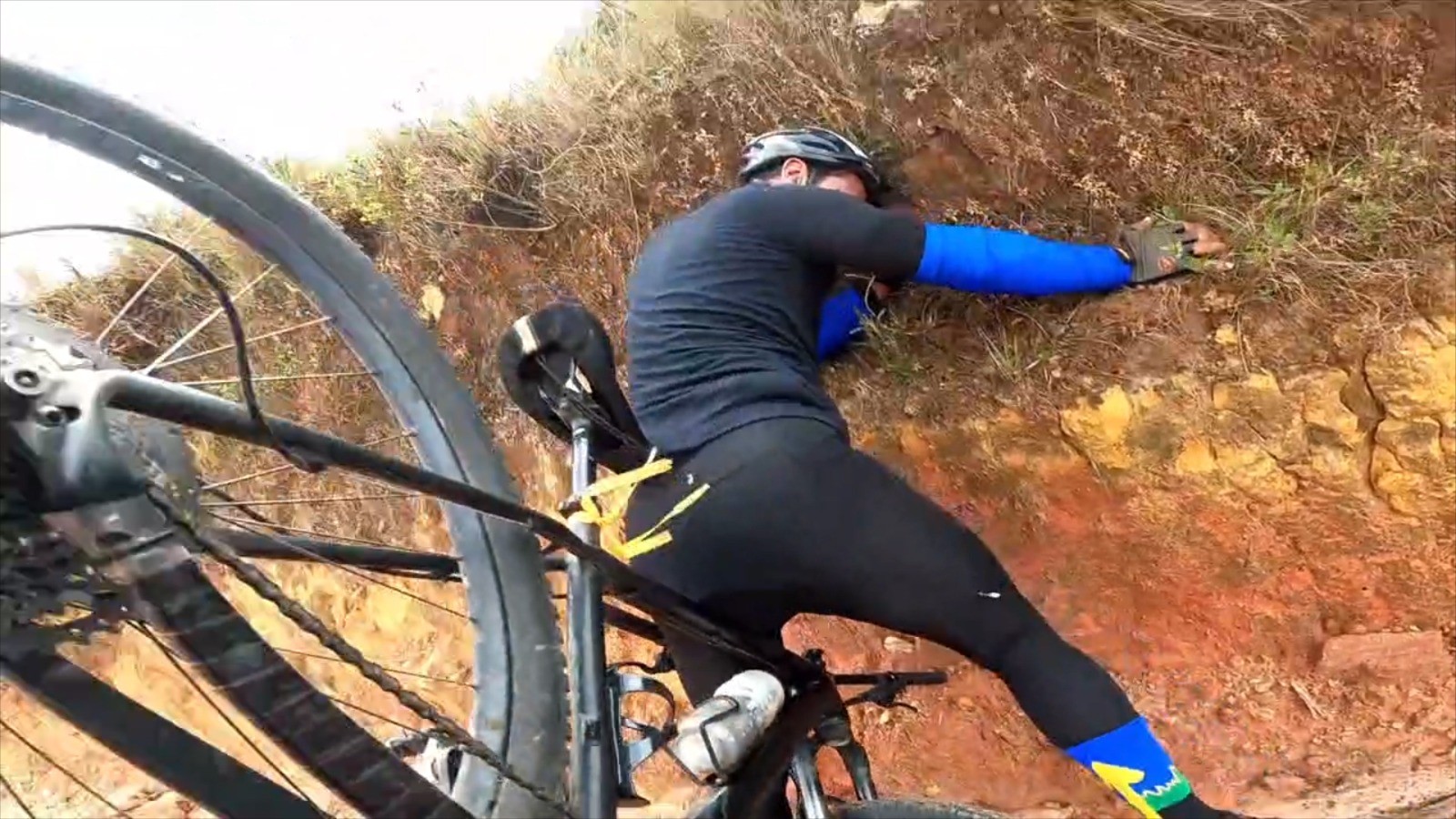 Ciclista preso em barranco é resgatado em situação inusitada