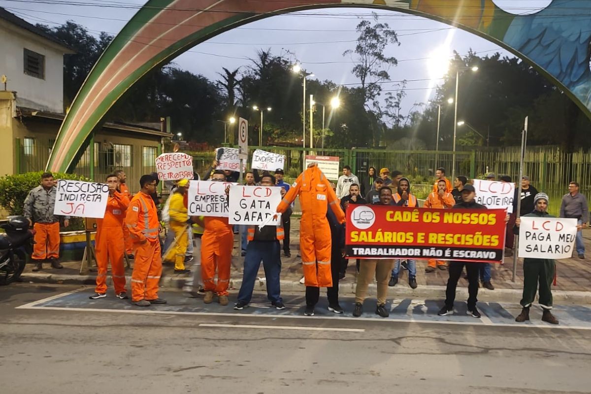 Trabalhadores de terceirizada da Petrobras protestam em Cubatão por salários atrasados; estatal rompe contrato