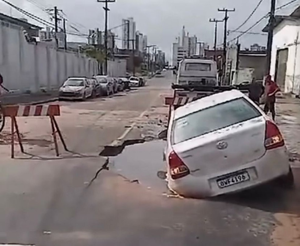 Carro é engolido por cratera em Natal — Foto: Reprodução/Thales Galvão