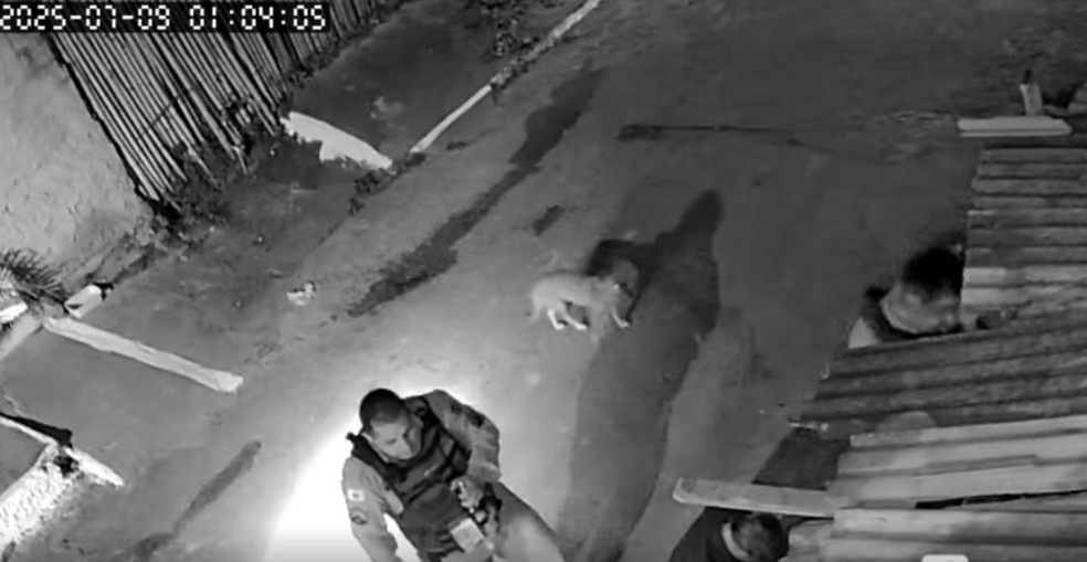 Vídeo será usado para apurar possível agressão de policiais em Visconde o Rio Branco — Foto: Câmeras de monitoramento/Reprodução