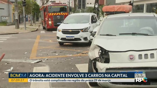 Três carros batem em Curitiba - Programa: Bom dia Sábado – Paraná 