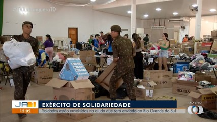 Soldados do Exércitos ajudam na preparação de doações para vítimas de enchentes no RS
