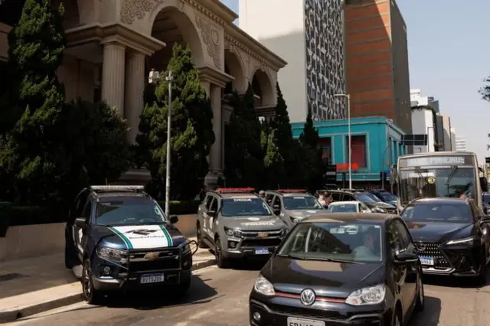 Viaturas na Avenida Faria Lima, coração do mercado financeiro em São Paulo, durante operação que mirou o PCC. — Foto: EPA via BBC