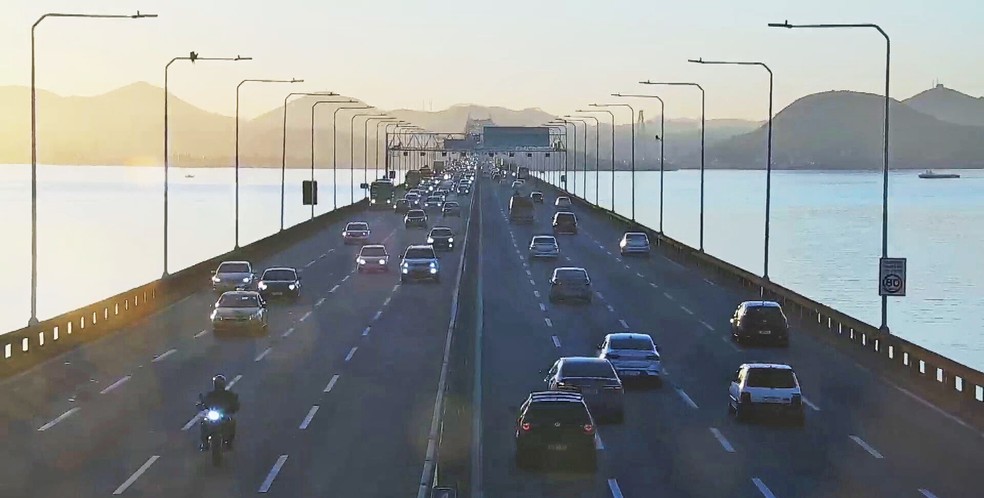 Ponte Rio-Niterói na manhã desta sexta-feira (3) — Foto: Reprodução/TV Globo