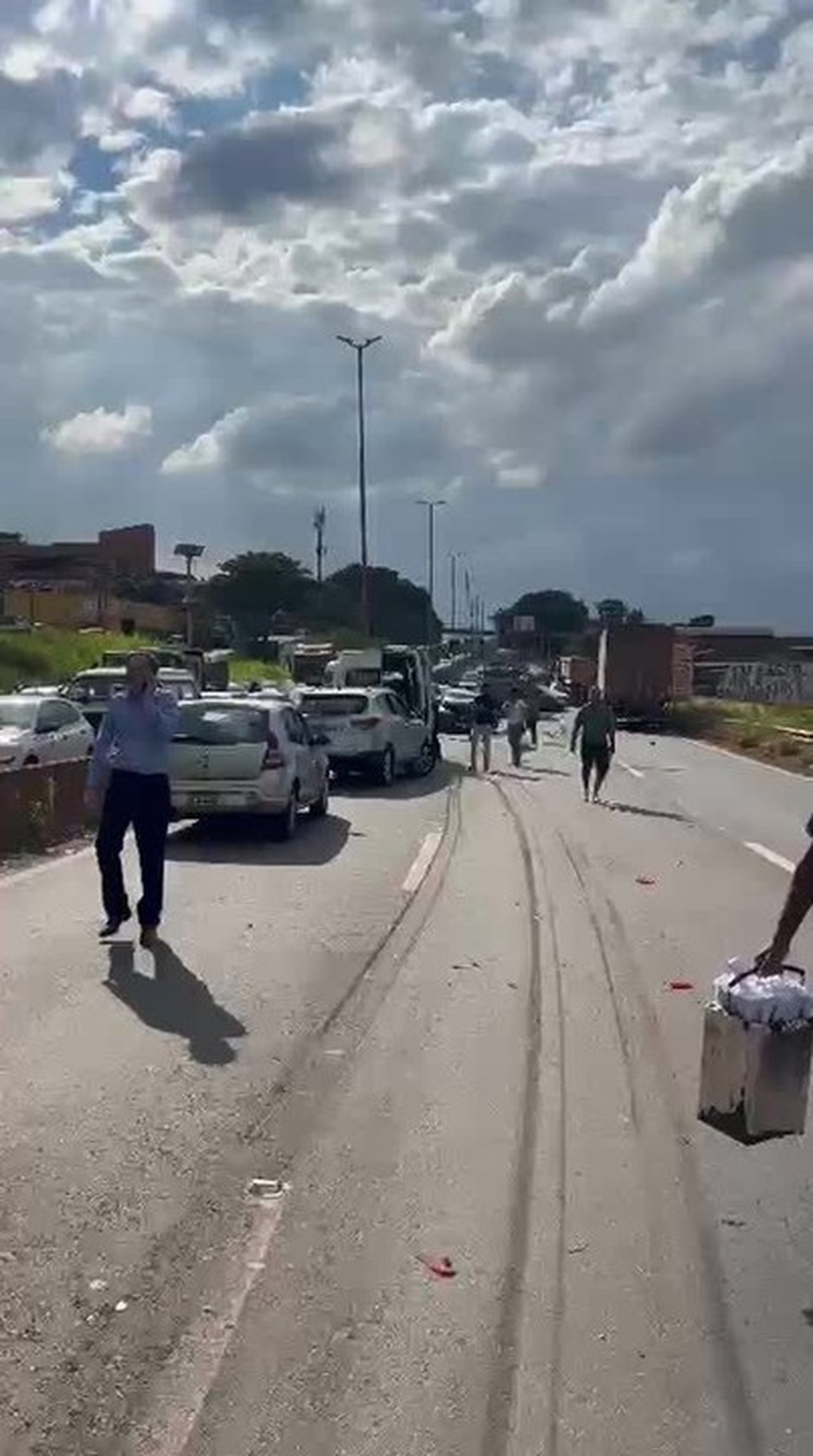 VÍDEO: caminhão-tanque causa acidente com vários veículos no Anel Rodoviário de BH
