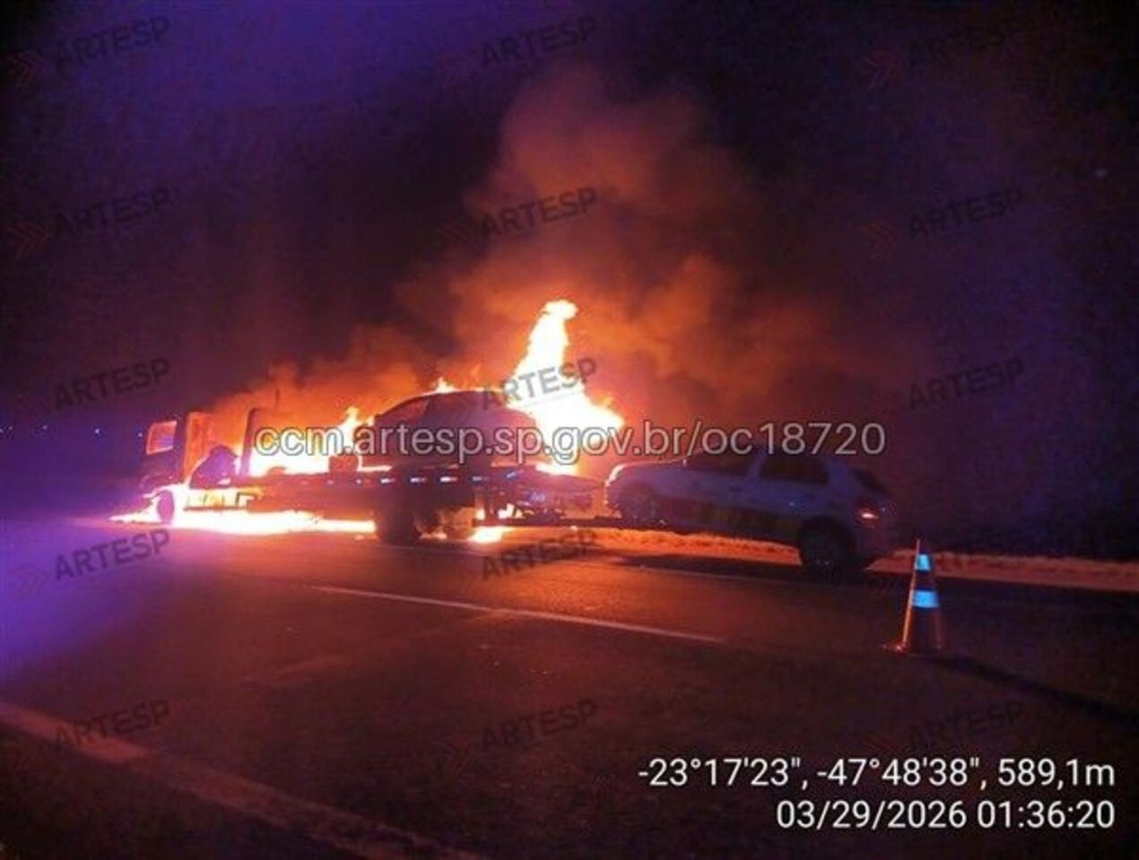 Guincho de concessionária pega fogo durante transporte de carros em rodovia de Tatuí