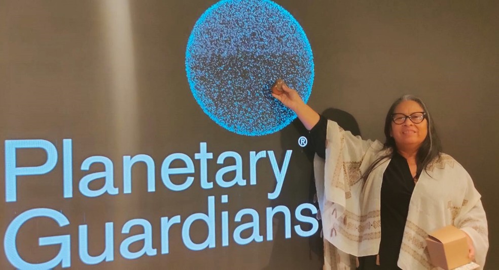 Sineia Bezerra do Vale, lidernaça indígena do povo Wapichana, ao receber o prêmio "Cientista indígena do Brasil", em São Paulo — Foto: Patricia Zuppi/Rede RCA/Cristiane Júlião/Divulvação